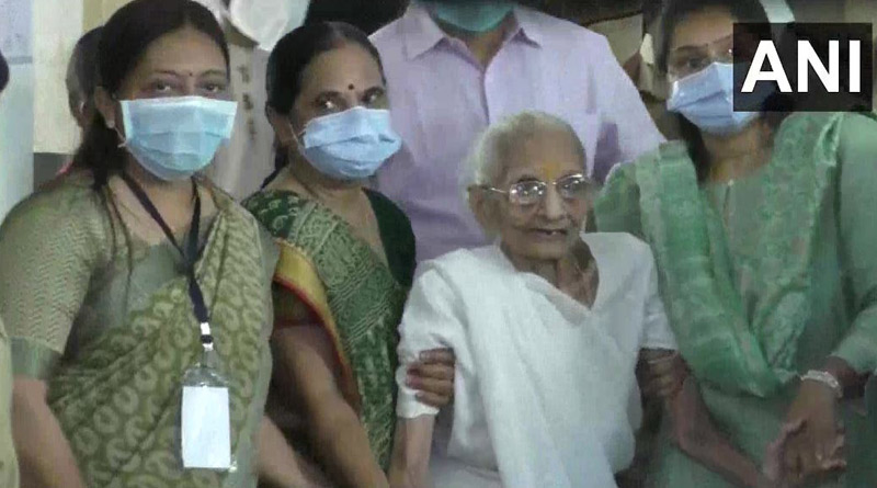 ১০০ বছর বয়সেও ভোলেননি নাগরিকের দায়িত্ব, লাইনে দাঁড়িয়ে ভোট দিলেন প্রধানমন্ত্রীর মা