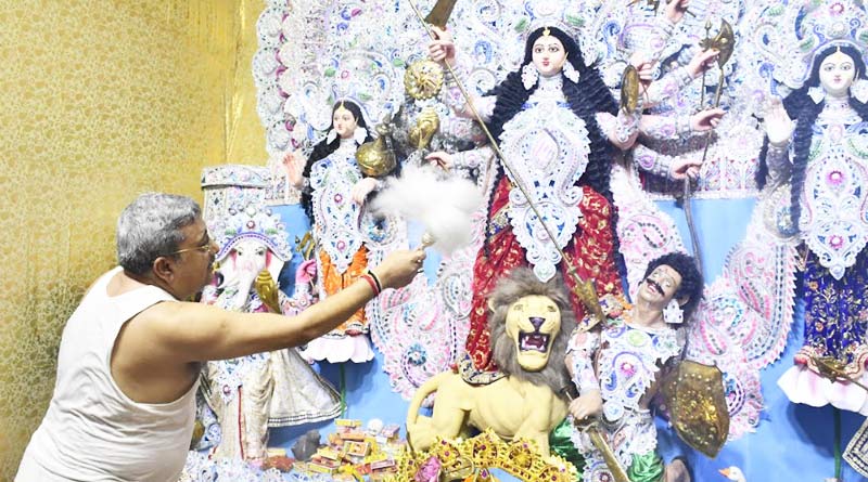 Durga Puja 2021: উৎসবের শেষ লগ্নেও তুঙ্গে উন্মাদনা, পুজোয় ব্যস্ত তৃণমূল সাংসদ, দেখুন ছবি
