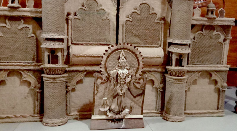 কলা পাতা দিয়ে এক ফুটের লক্ষ্মী প্রতিমা গড়ে তাক লাগালেন পুরুলিয়ার শিক্ষক
