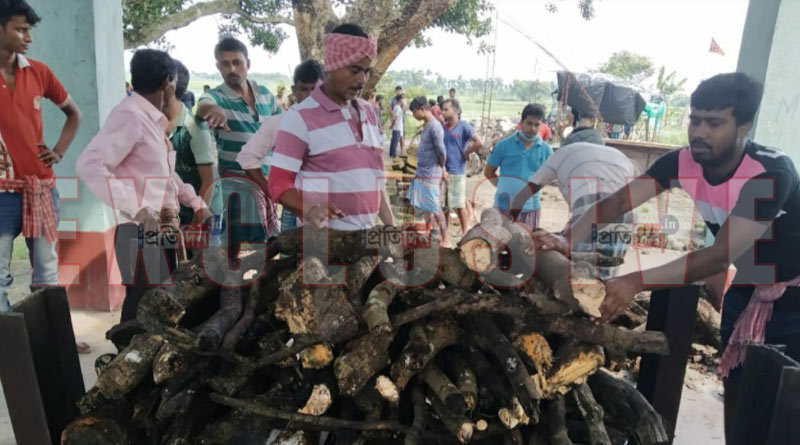 সম্প্রীতির নজির বাদুড়িয়ায়, মুসলিম প্রতিবেশীদের কাঁধে চড়ে শেষকৃত্য সম্পন্ন হিন্দু যুবকের