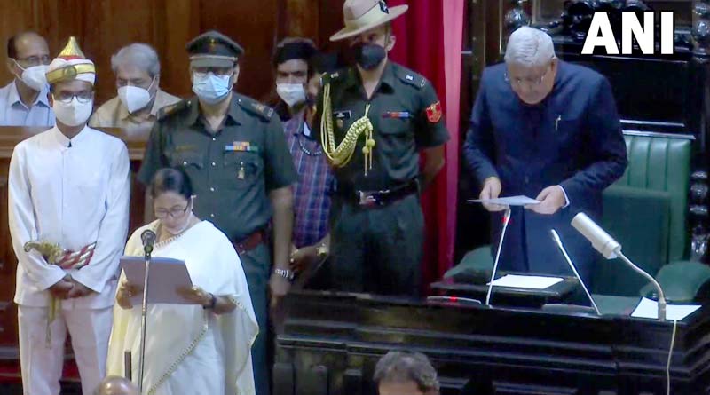 বিধায়ক পদে শপথ নিলেন মমতা বন্দ্যোপাধ্যায়, প্রথা ভেঙে শপথ বাক্য পাঠ করালেন রাজ্যপাল