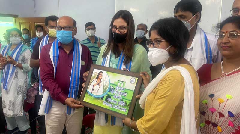 মাতৃত্বকালীন ছুটি কাটিয়ে নিজের সংসদীয় কেন্দ্র বসিরহাটে নুসরত, হিঙ্গলগঞ্জে জনসংযোগ