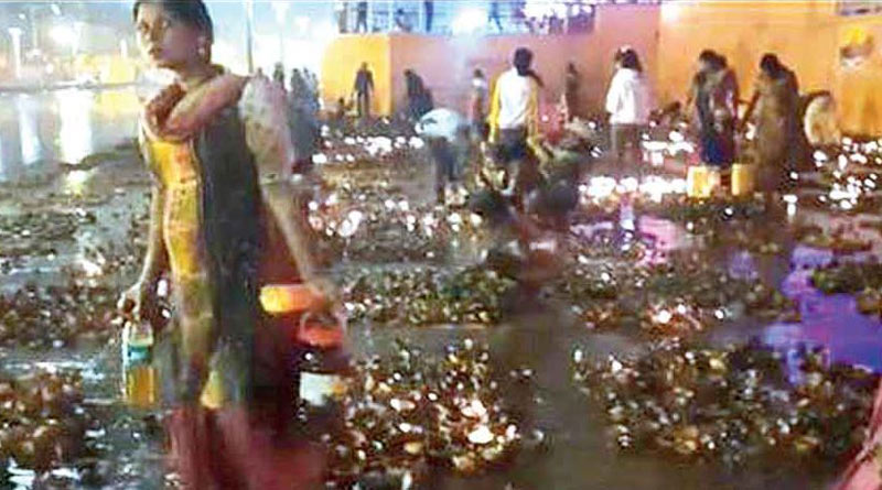 Footage shows Ayodhya women and children collecting mustard oil from diyas on Diwali goes viral। Sangbad Pratidin