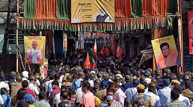 মিছিলের শুরুতেই বাধা, রাজ্য সদর দপ্তরের সামনে বিজেপি নেতা ও পুলিশের হাতাহাতি