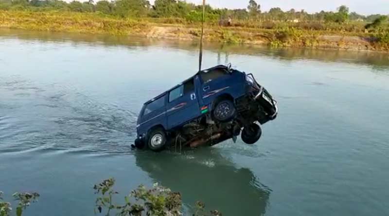 ভোররাতে তিস্তা ক্যানেলে তলিয়ে গেল গাড়ি, কাচ ভেঙে উদ্ধার ৪ যাত্রীকে