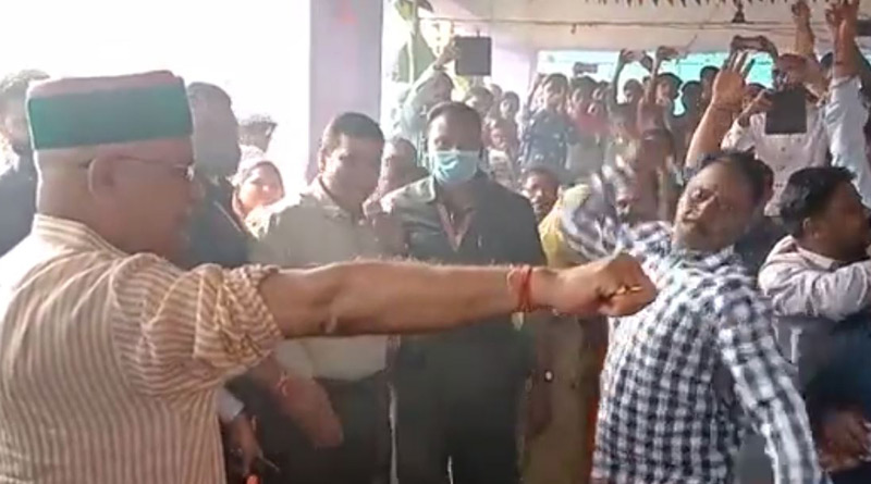 প্রকাশ্যে আম নাগরিকের হাতে চাবুকের মার খেলেন ছত্তিশগড়ের মুখ্যমন্ত্রী! দেখুন ভিডিও