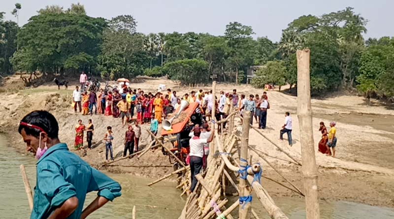 Bamboo bridge on Jhumi river collapses, several feared drowned | Sangbad Pratidin