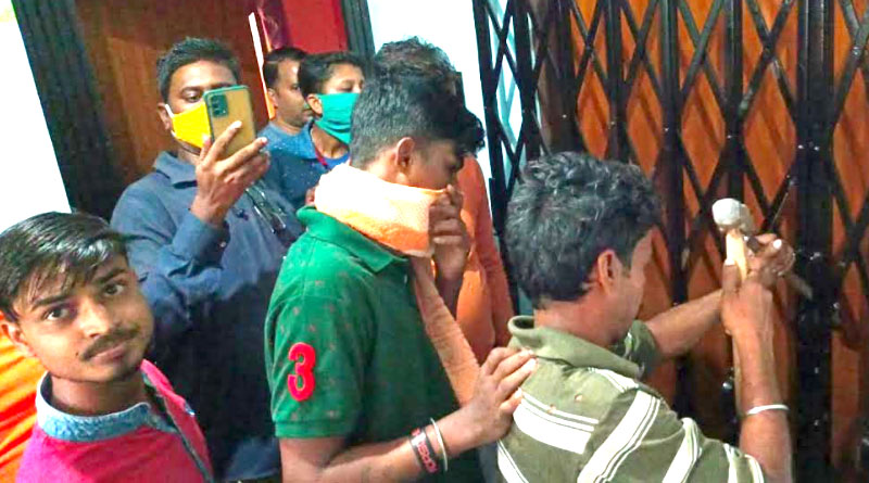 হুগলির কুম্ভকর্ণ! স্ত্রী বাপের বাড়িতে, গৃহকর্তার ঘুম ভাঙাতে পুলিশ ডেকে ভাঙা হল দরজা