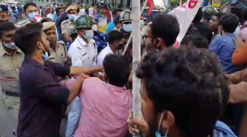 SFI-DYFI members-Police clash at Salt Lake during their protest against 'corruption' in recruitment of SSC | Sangbad Pratidin