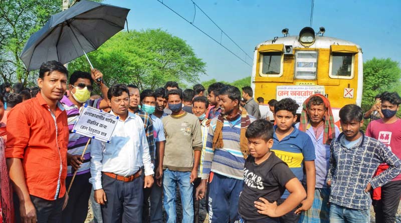 Rail blockade at Jalalkhali Halt station in Nadia, rail services interrupted | Sangbad Pratidin