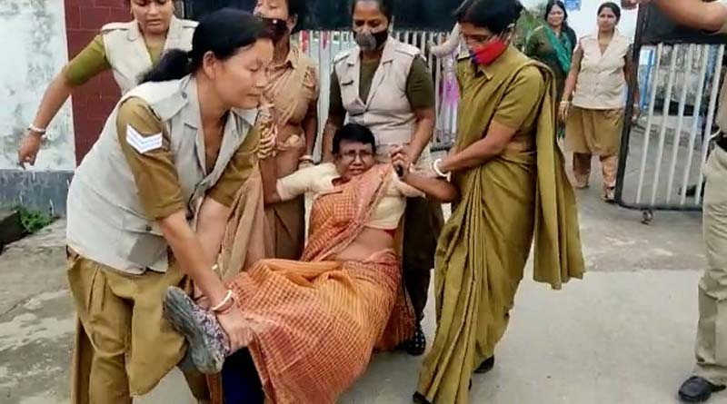 ফের ত্রিপুরায় মহিলা তৃণমূল প্রার্থীকে হেনস্তা, চ্যাংদোলা করে থানা থেকে বের করল পুলিশ