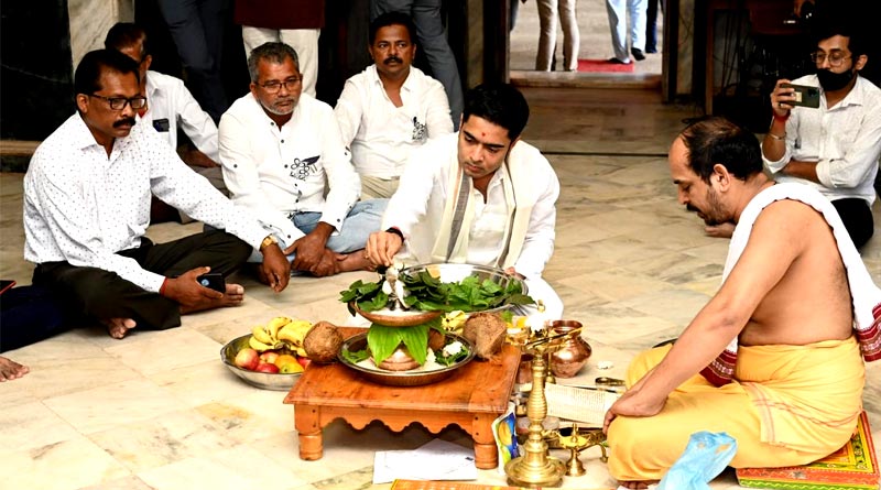 TMC leader Abhishek Banerjee offers prayers at Goa Temple | Sangbad Pratidin
