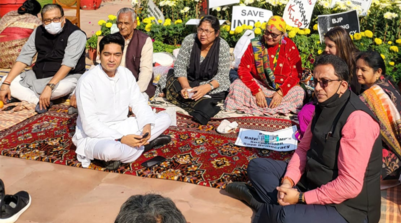 সাসপেন্ড হওয়া সাংসদদের পাশে অভিষেক, দিল্লি পৌঁছে বসলেন ধরনায়