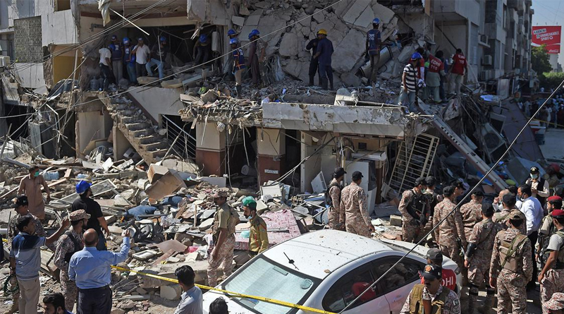 10 killed and at least 13 injured in Karachi blast | Sangbad Pratidin