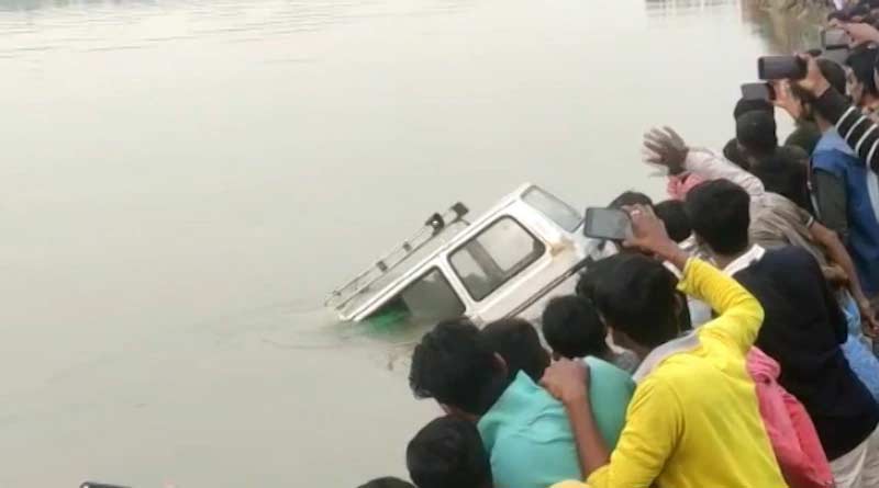 Car drowned in Murshidabad, one elderly man died | Sangbad Pratidin