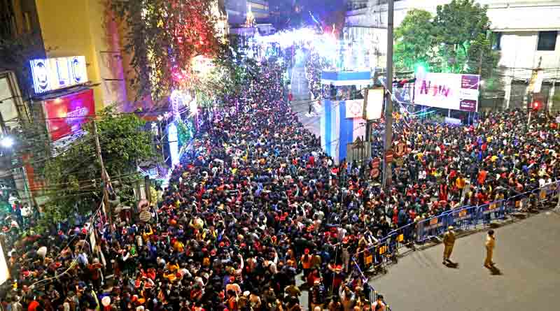 People create gathering in different places of Kolkata on Christmas Day despite of Omicron fear | Sangbad Pratidin Photo Gallery: News Photos, Viral Pictures, Trending Photos - Sangbad Pratidin