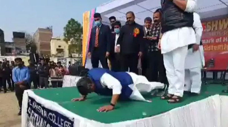 BJP leader Kailash Vijayvargiya did more than 40 push-ups during a college event। Sangbad Pratidin