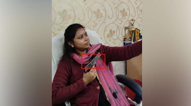 Viral: Picture of TMC leader from Maldah seen arms in hand into the office | Sangbad Pratidin