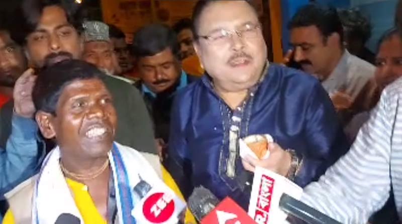 Madan Mitra chats with viral singer Bhuvan Badyakar at Rabindra Sarobar