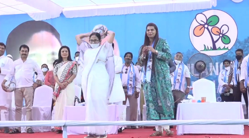 ‘খেলা হবে’, গোয়ার প্রথম জনসভার মঞ্চ থেকে বল ছুঁড়ে বললেন মমতা