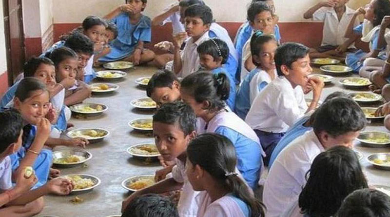 80 Karnataka students fall sick after dead lizard found in mid-day meal। Sangbad Pratidin