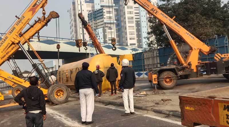 ফের নবান্নের সামনে উলটে গেল ছাইবোঝাই ট্যাঙ্কার, পুলিশের তৎপরতায় এড়ানো গেল বড় বিপদ