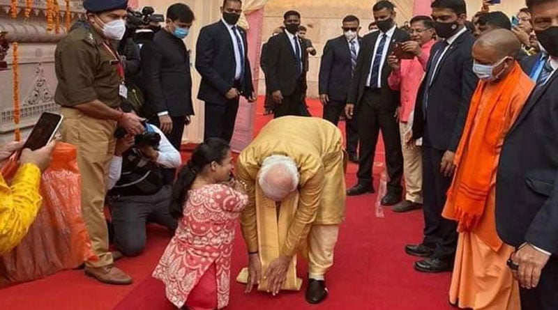 PM Modi touches feet of divyang woman in Varanasi। Sangbad Pratidin