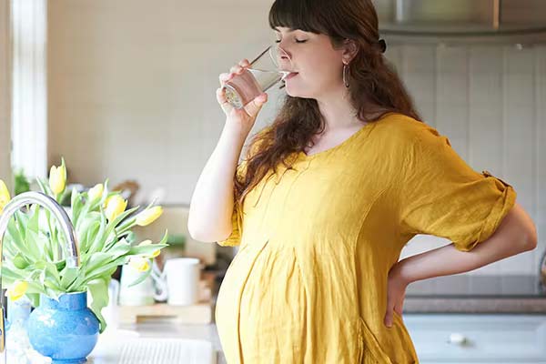 Pregnant water drinking