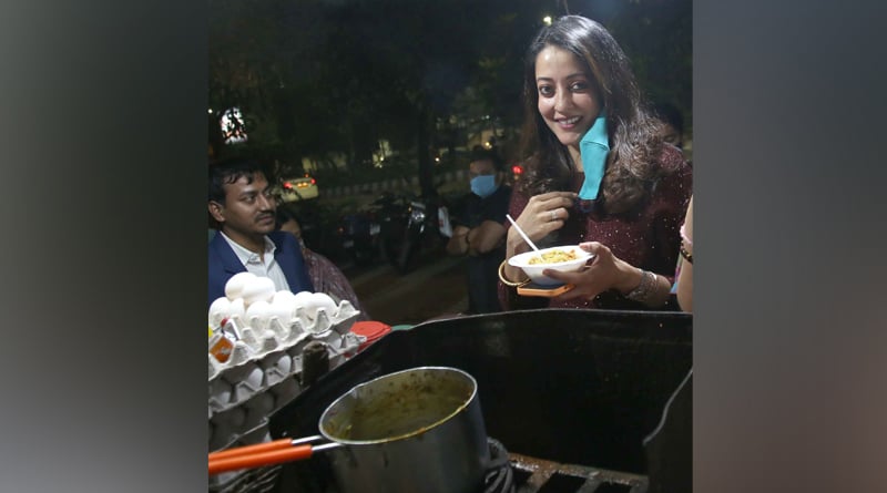 Actress Raima Sen ate noodles from foodstall beside road at Kolkata | Sangbad Pratidin