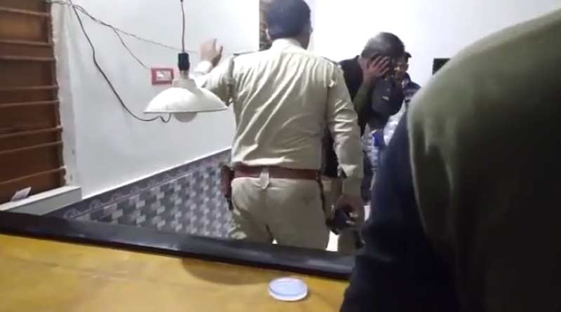 চোর সন্দেহে প্রৌঢ়কে বেধড়ক মার, বিপাকে পুলিশ আধিকারিক