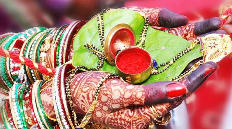 এ কী কাণ্ড! বিয়ের আসরে হবু বরের সামনেই তরুণীর সিঁথিতে সিঁদুর পরালেন প্রাক্তন প্রেমিক