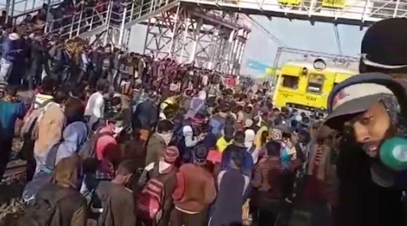 Passengers stage protest in Talandu Station | Sangbad Pratidin