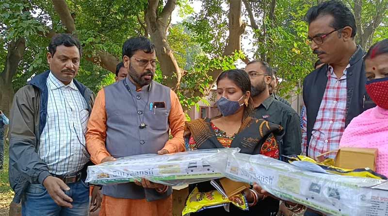 বিজেপির কার্যালয় থেকে ‘উজ্জ্বলা যোজনা’র গ্যাস বিতরণ, দুর্গাপুরে তুমুল বিতর্ক