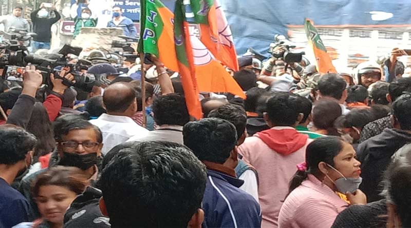 প্রতিবাদ মিছিলকে কেন্দ্র করে পুলিশ-বিজেপি কর্মীদের ধস্তাধস্তি, রণক্ষেত্র সেন্ট্রাল অ্যাভিনিউ
