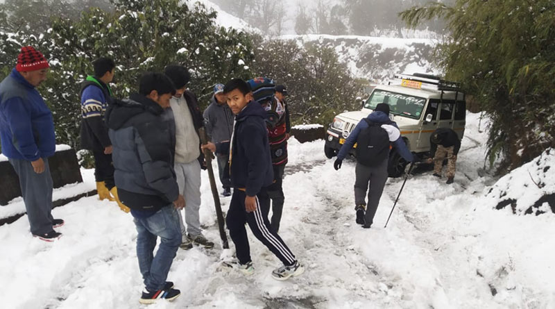 একটানা তুষারপাতের জেরে বিপত্তি, পাহাড়ে আটকে বহু পর্যটককে উদ্ধার করল প্রশাসন