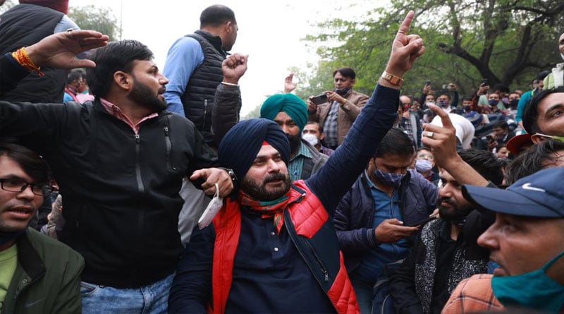Navjot Singh Sidhu Protests Outside Arvind Kejriwal's House | Sangbad Pratidin