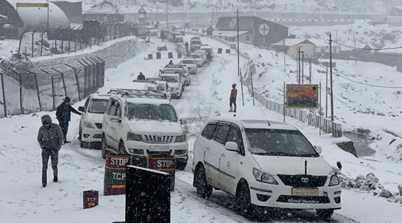 Heavy snowfall in Sikkim Army rescue thousand of tourist | Sangbad Pratidin