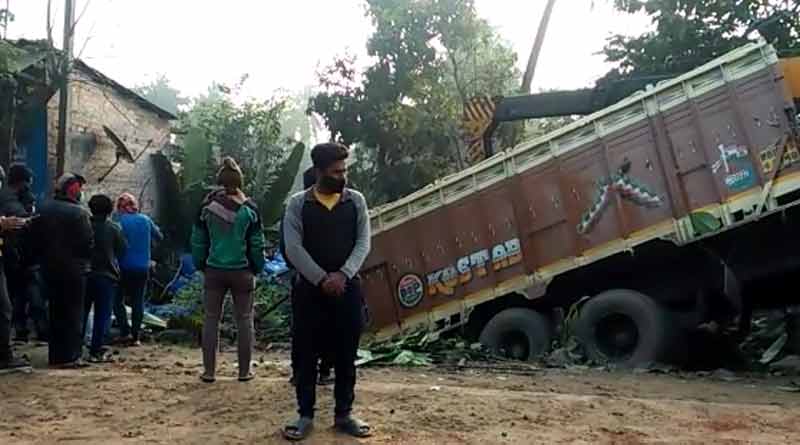 অশোকনগরে নয়ানজুলিতে উলটে গেল বাংলাদেশগামী ট্রাক, মৃত ২