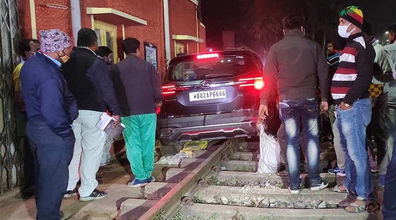 Drunk driver rams on train line at Ballygunge, major accident averted | Sangbad Pratidin