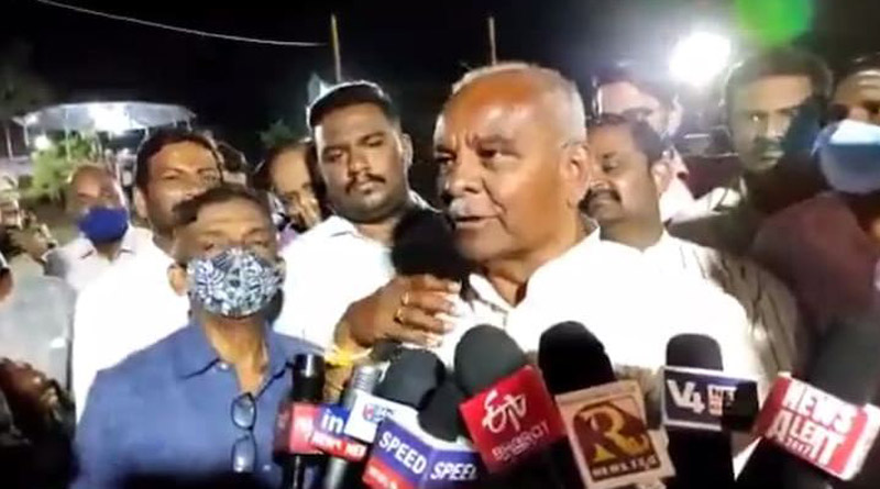Karnataka BJP minister refuses to wear mask creates controversy | Sangbad Pratidin
