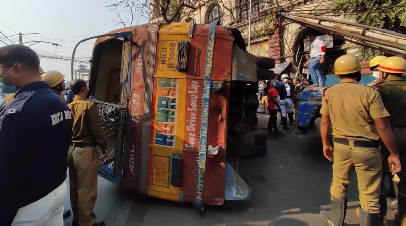 Bus turns turtle in Kolkata, atleast 20 passengers injured | Sangbad Pratidin