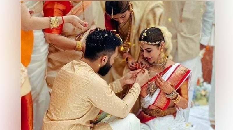 সাদা লালপেড়ে শাড়িতে কনের সাজে মৌনী রায়, দক্ষিণী রীতিতে সাত পাকে বাঁধা পড়লেন অভিনেত্রী