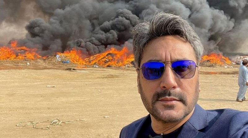 Pakistani actor's selfie is now a meme | Sangbad Pratidin