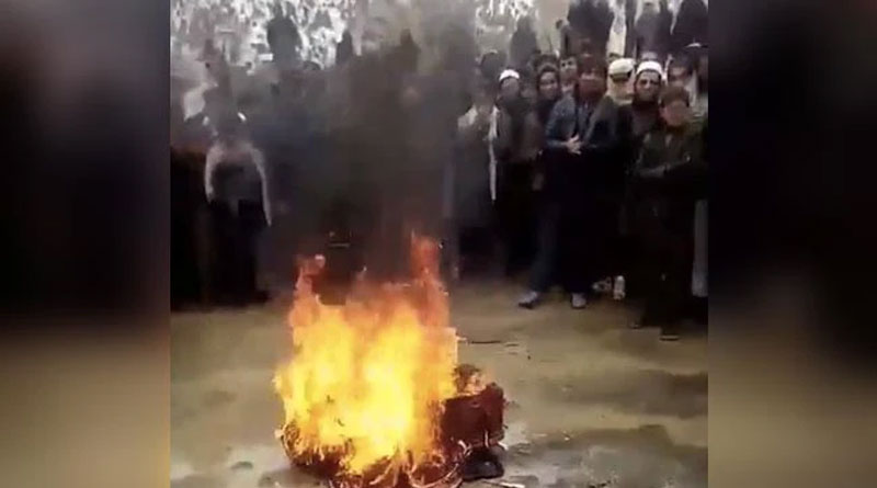 চোখের সামনে বাদ্যযন্ত্র পোড়াল তালিবান জেহাদিরা, অঝোরে কান্না শিল্পীর, ভাইরাল ভিডিও