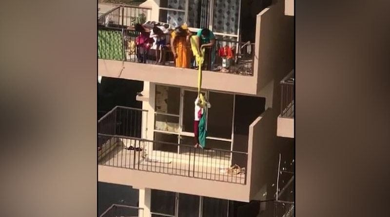 জামা তুলতে চাদর বেঁধে ১০ তলার বারান্দা থেকে ছেলেকে ঝোলাল মা! ভিডিও দেখলে আঁতকে উঠবেন