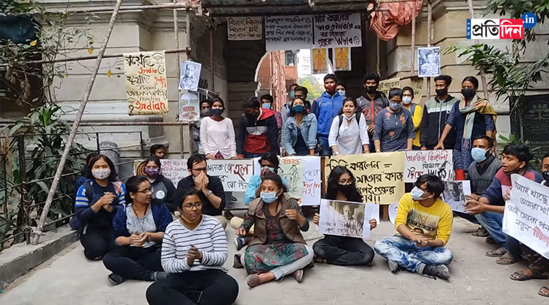 No teacher in Indian Painting department in Govt. Art College, students stage protest
