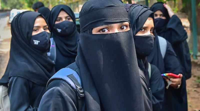 Hijab clad students do not get Govt. Tablet in UP College | Sangbad Pratidin