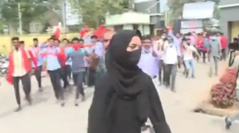 Mob chanting ‘Jai Shri Ram’ accosts girl, she responds with 'Allah-hu-Akbar' at Karnataka Collage | Sangbad Pratidin