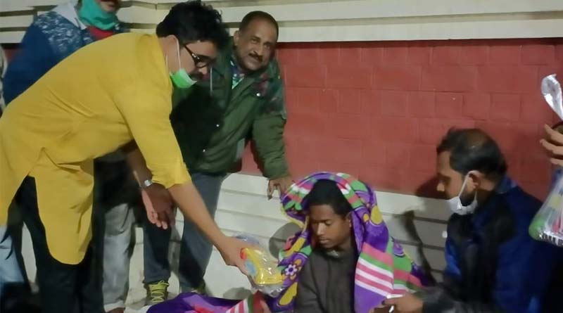 সরস্বতী পুজোয় মানবিক উদ্যোগ, ভবঘুরেদের পাশে দাঁড়াল হাওড়ার একদল যুবক