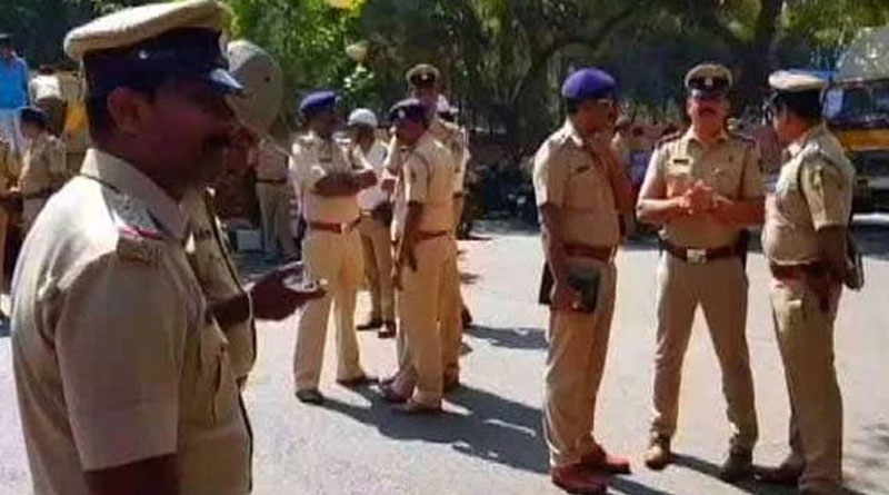 হিজাবের মতো এবার কপালে তিলক কেটেও ঢুকতে মানা কর্ণাটকের কলেজে, তুঙ্গে বিতর্ক